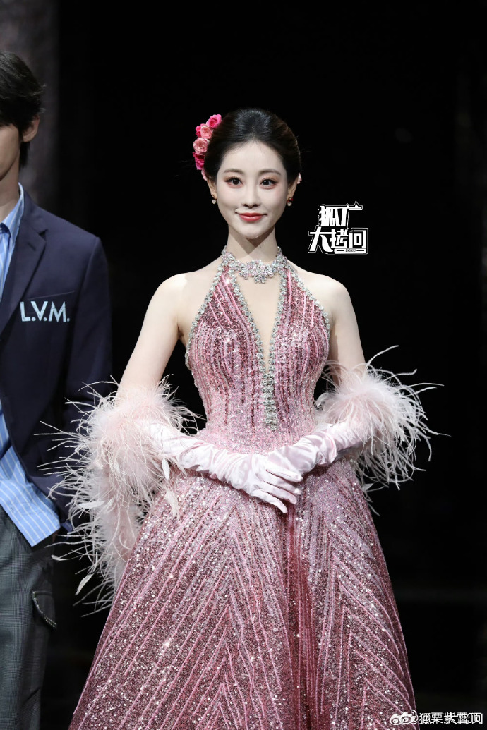 这样的祝绪丹真的好美的啊，这张脸真的就是太精致了，祝绪丹真的是人比花娇，拍的太好