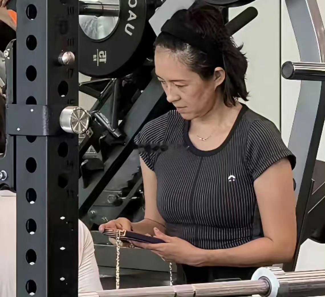 我是两条新闻一起刷到的，
一条是被路人拍的章子怡在健身房的照片，
当时还感慨跟普