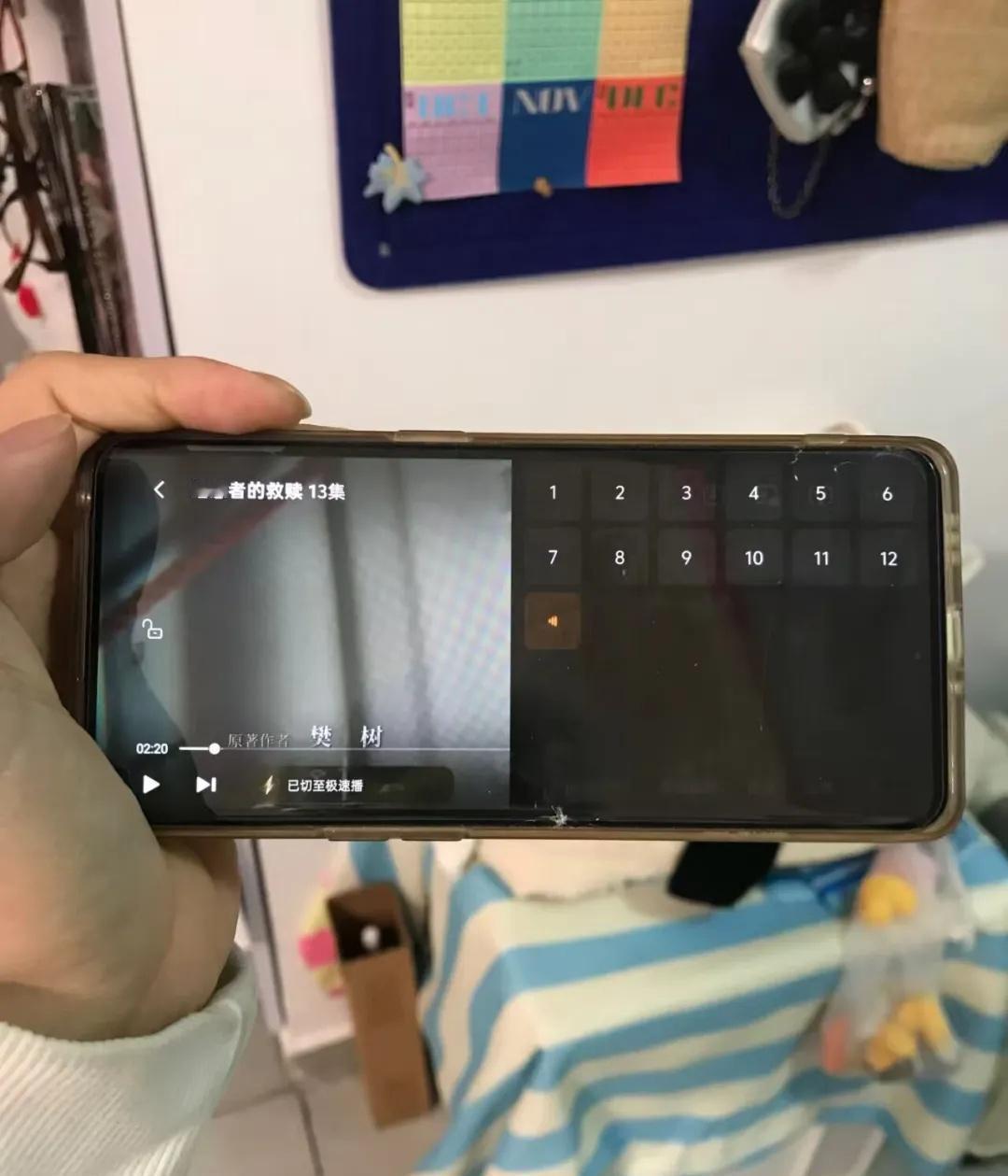 凌晨三点，我舍友递给我一张纸巾，问我那个渣男是谁。
我指着暂停的屏幕，哭到抽噎，