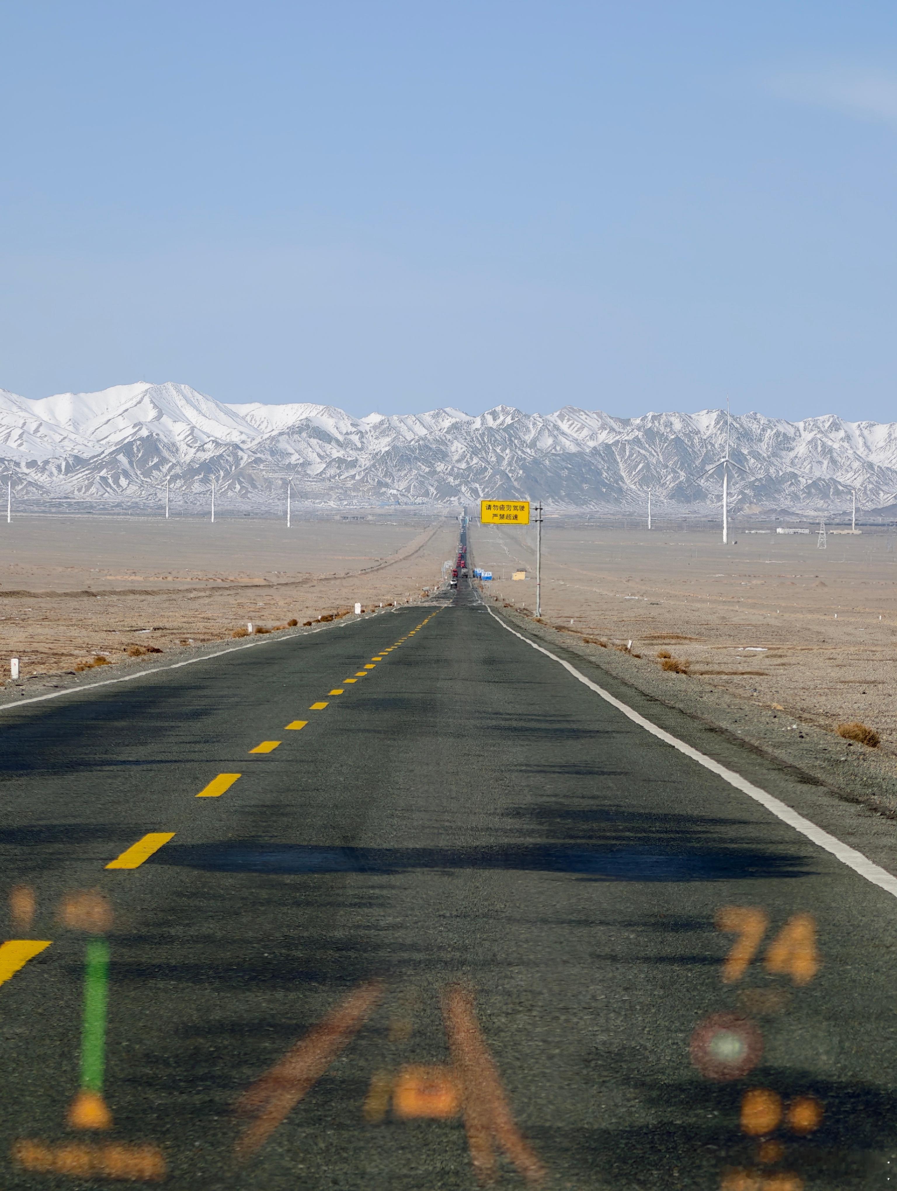 自己一个人旅游的原因你们是不懂一个人开车在这种路上有多自由有多放松！ 张掖·祁连