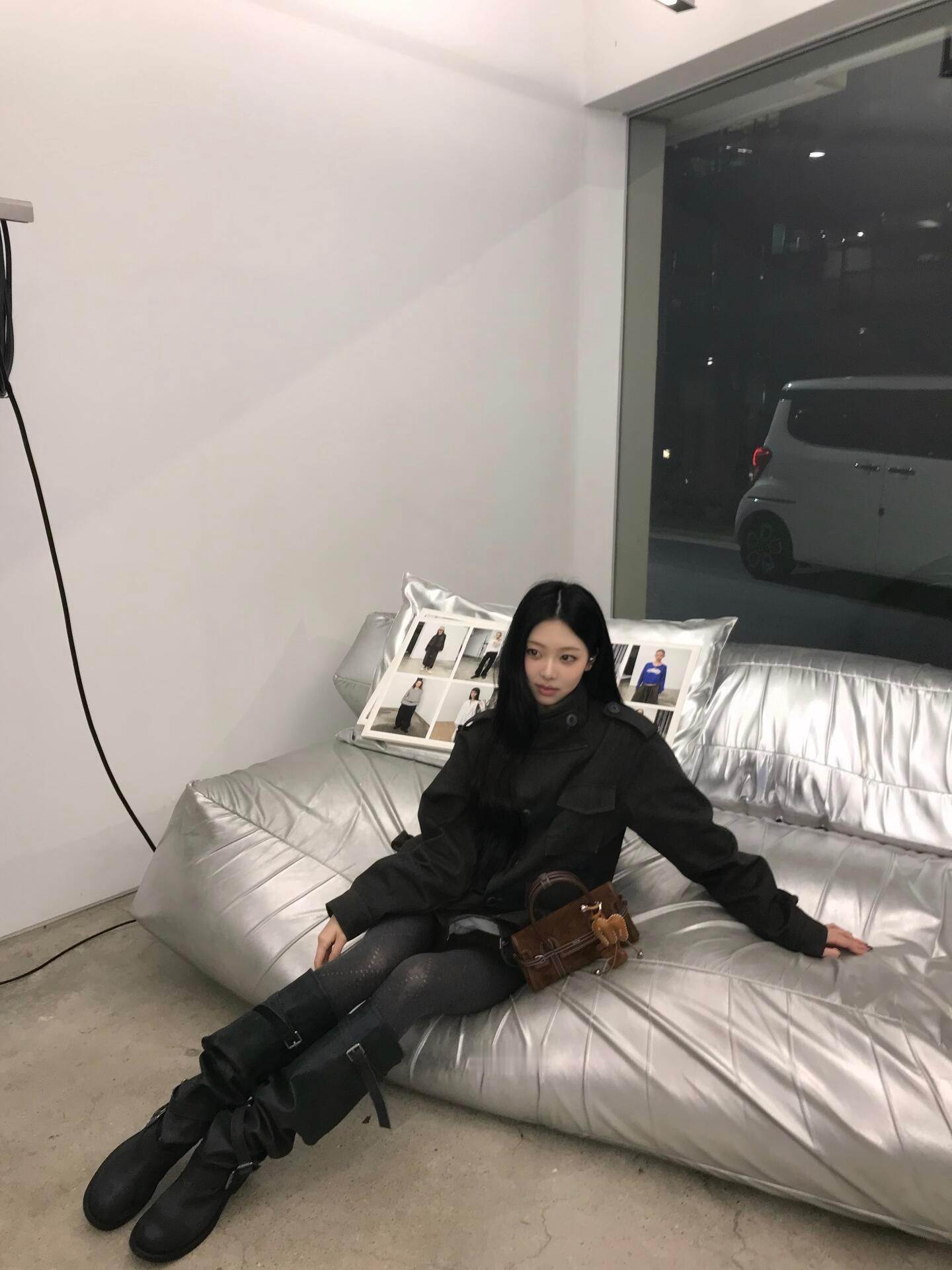 恩恩出游拍照姿势合集每一张照片都好韩吧！照片就更有生活感  还喜欢拍全身穿搭完全