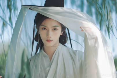 南客女装虽迟但到南客的女装也是别有一番风味终于等到南客女装登场，平日里沉稳寡言的