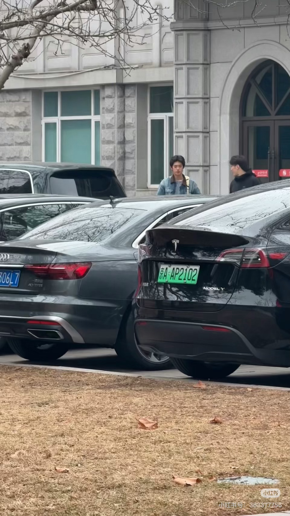 北体偶遇官俊臣了 有人北体偶遇官俊臣了！牛仔look+背包随性帅气