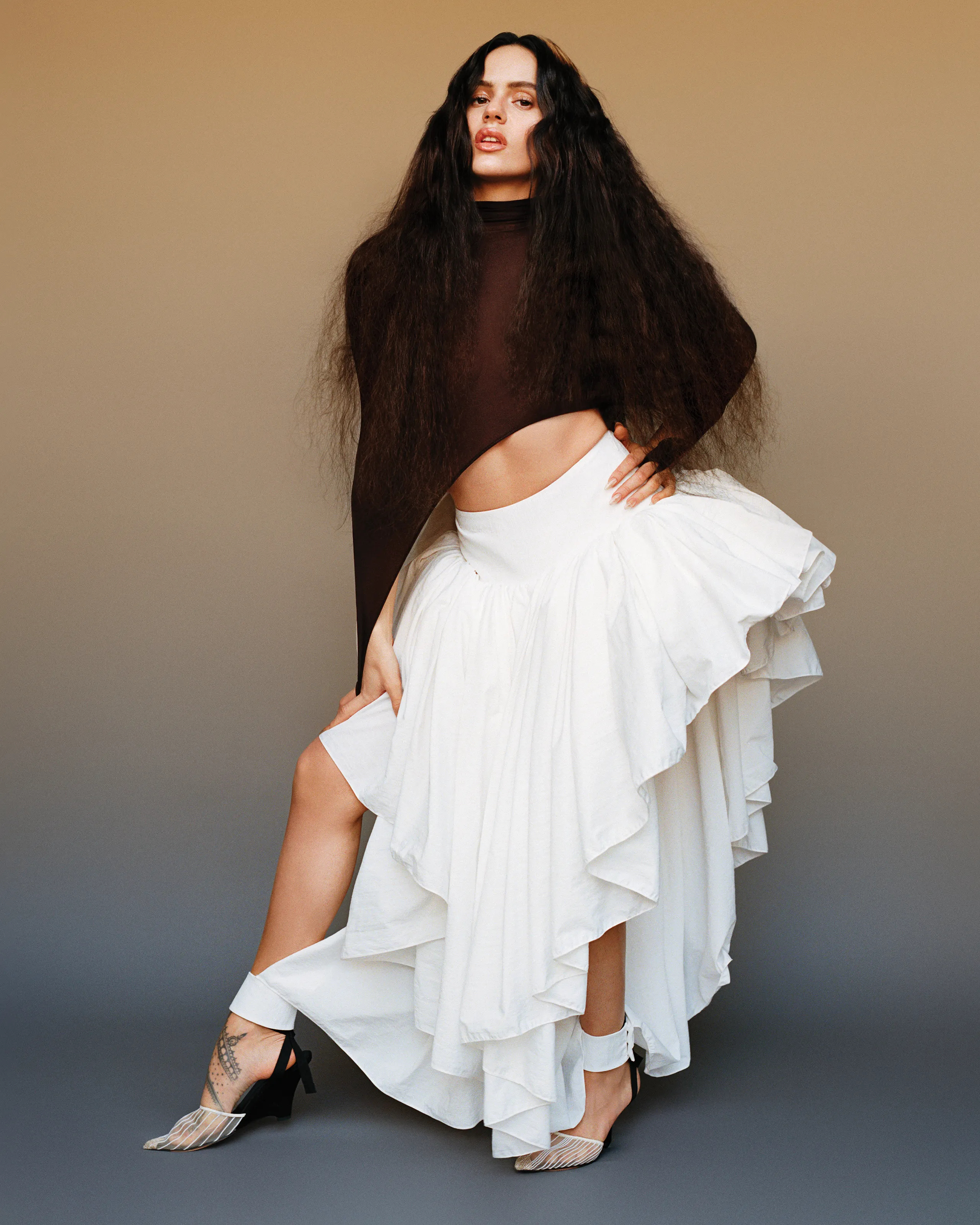 西语女王驾到！ROSALÍA登上《VOGUE》春季刊封面及写真美图大赏！