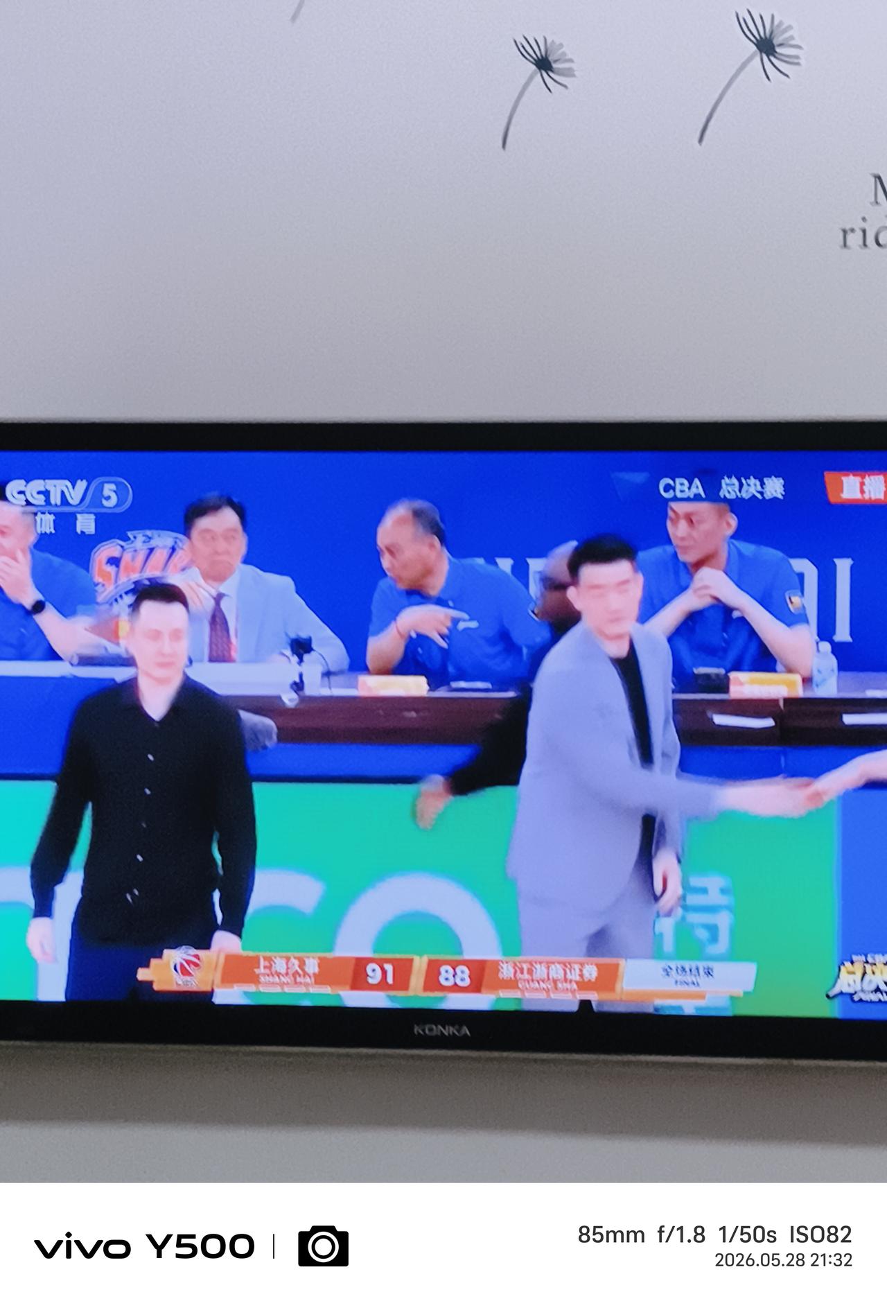 王博主教练的脸上挂不住了，比赛结束，匆匆的象征性的面无表情和芦苇握了一下手，立即