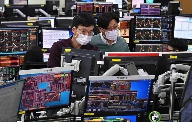 韩国总统急了，韩股大跌，紧急救市！
12月4日，韩国综合指数开盘跌1.97%，K