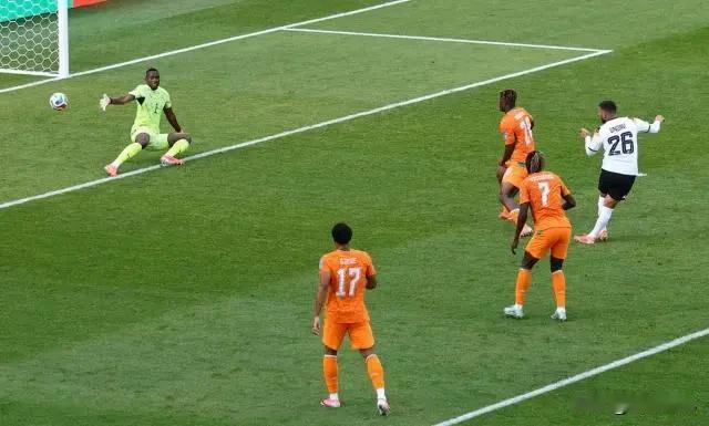 德国2-1战胜科特迪瓦的比赛，德国队前锋温达夫上演一球成名。有谁会想到2016年