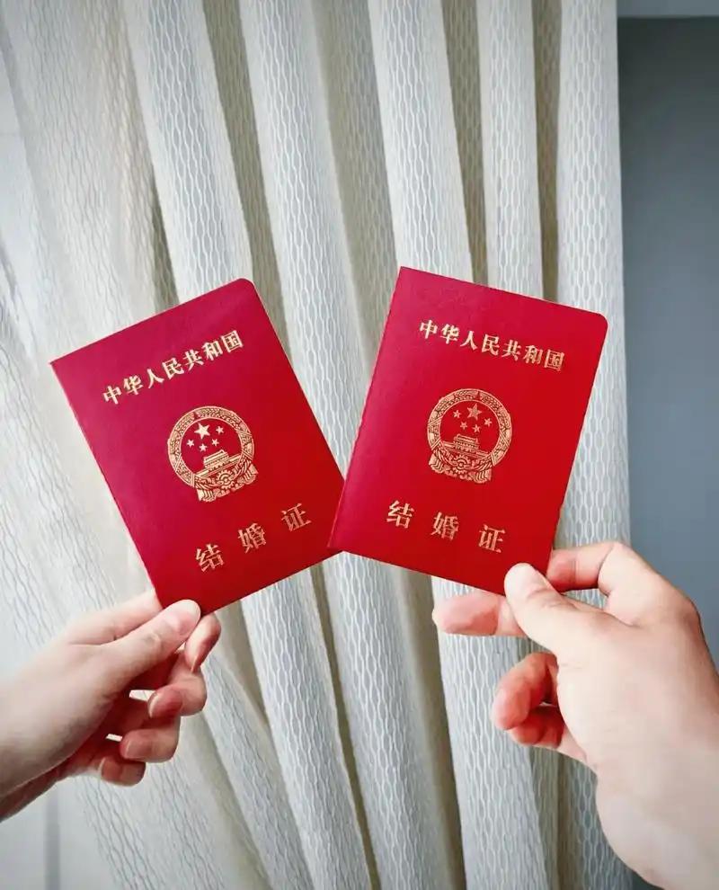 聊起大学同学，我第一个想到这位活得特别通透的女生。
 
她家条件一般，长相也不算