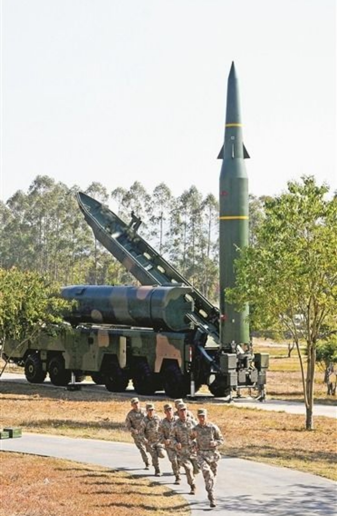 近日，火箭军某旅开展火力突击训练。 