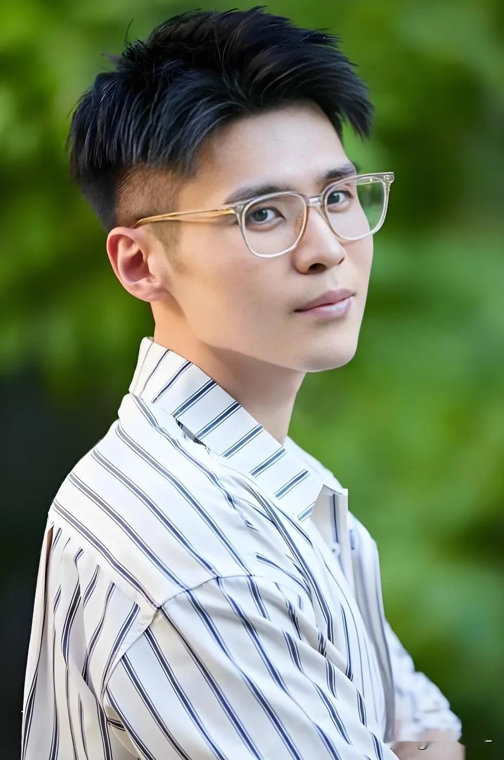 电视剧《以法之名》，

洪亮成功躲避了熊磊的追杀，

可有一点我没想明白，那就是