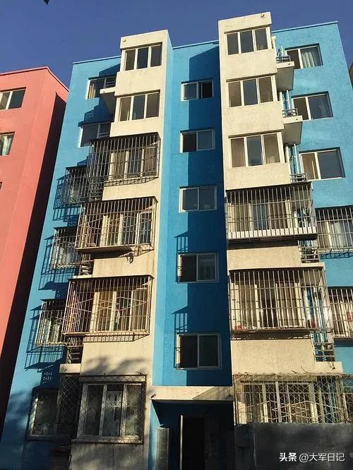 亲眼看着同事，从中产走到悬崖边
 
同事当年200万买的房，如今市场价只剩90万