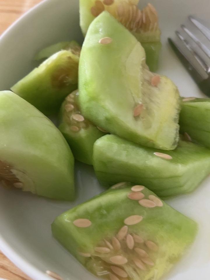 今天吃小甜瓜，脆脆甜甜的，老好吃了，夏天正是吃甜瓜的时候