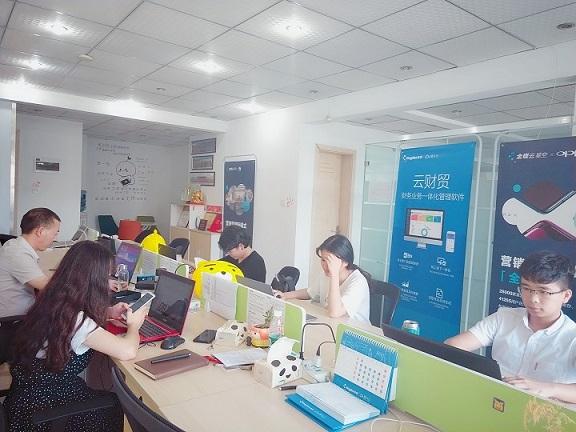 李大山是一家普通的公司职员，平凡得不能再平凡。每天早出晚归，工资不高，但也算安稳