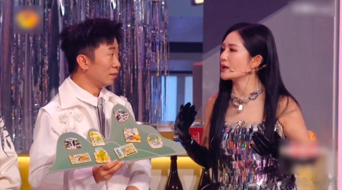 笑不活了！杨迪爬山干粮居然只有三块饼干，这“干”粮简直名不虚传！果然爬山人的嘴不