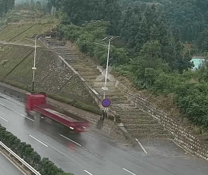 不对啊，这种车道不都是软沙吗？安全行车高速道路高速应急车道刹车失灵货车大货车