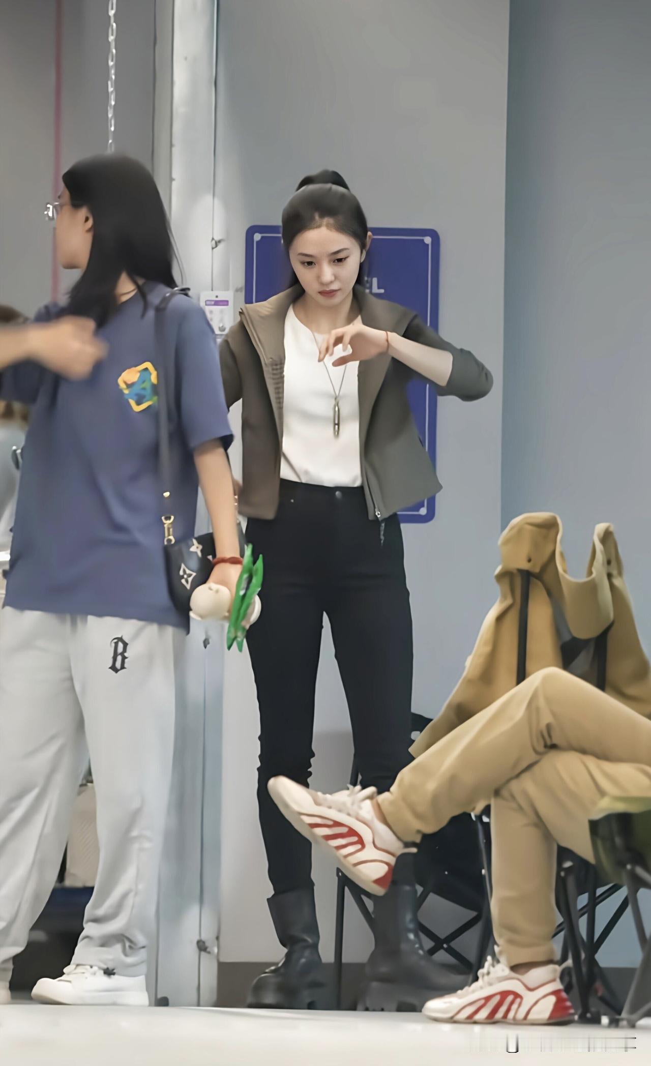 刘浩存是百变造型女王吧，感觉她能驾驭很多不同风格的服饰，不管是参加活动时的礼服裙