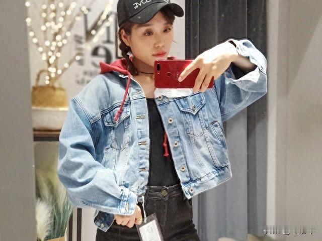 17℃的风很冷，但这对夫妻的互动，暖透了深漂的夜


2025年11月28日，周