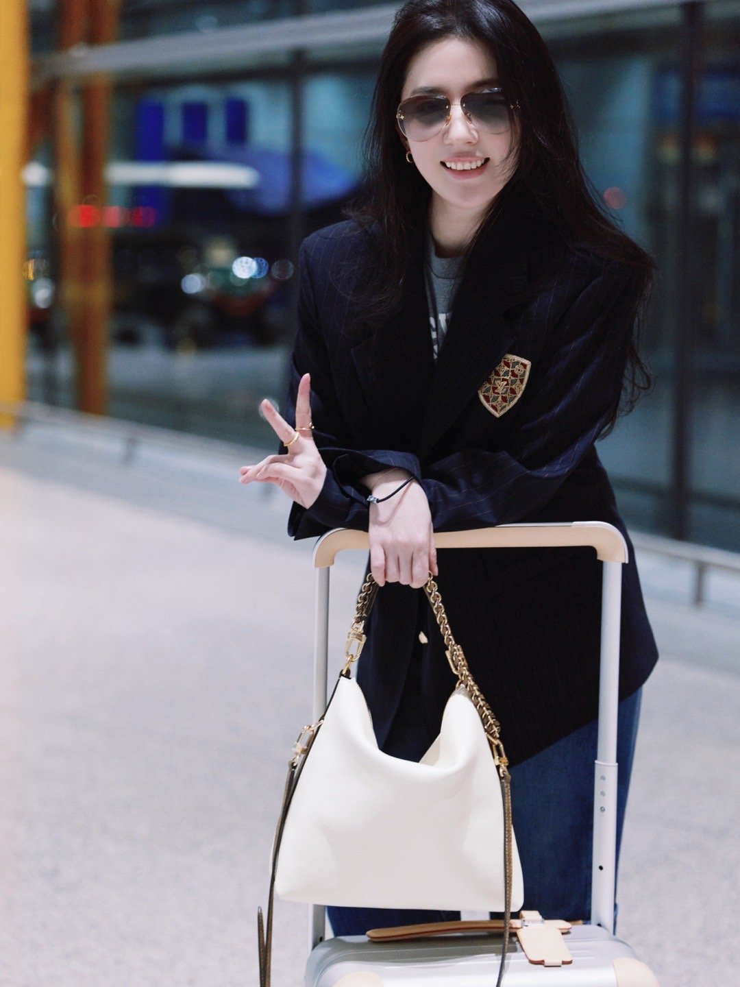 LV大秀刘亦菲这身的每一件都想要，努力搬砖拥有刘亦菲同款，尤其是裤子，完全踩中我