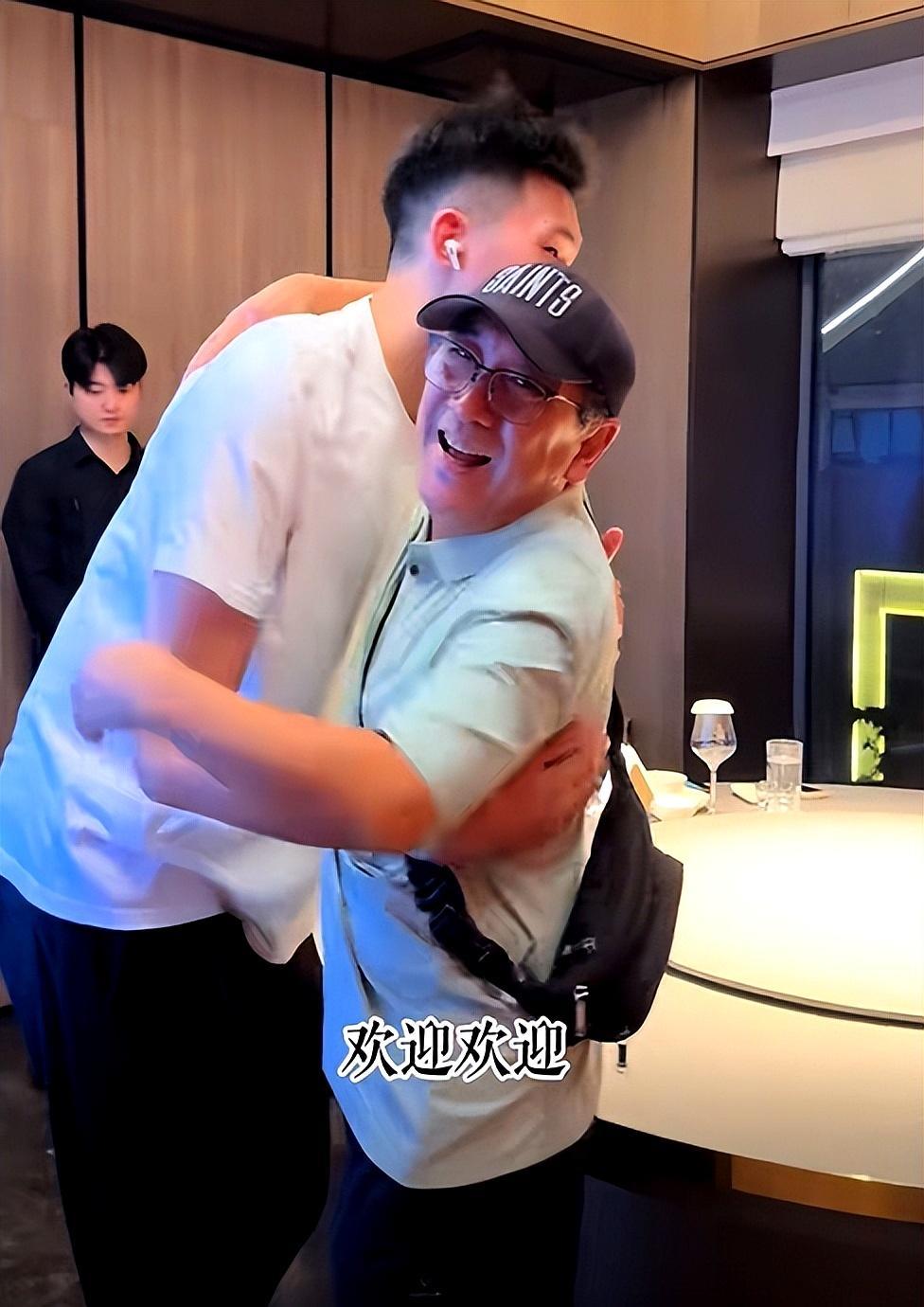 水均益喜提外孙女，一张他搂着女婿邹阳的合照直接刷屏，就这么一个简单的拥抱，看得人