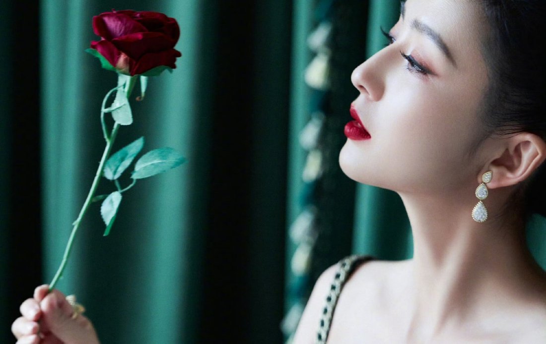 佟丽娅姐姐你有一张伟大的脸！好美好美，冬天要记得保暖哦！ 