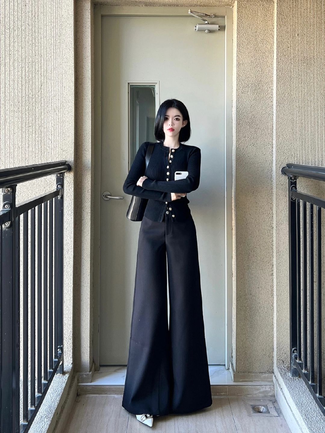 一袭黑！多少有点拽了！