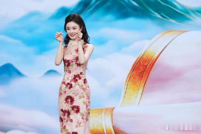 宋轶旗袍优雅永不过时宋轶好国泰民安的一张脸谁懂啊，宋轶这身旗袍真的戳到我，脸型五