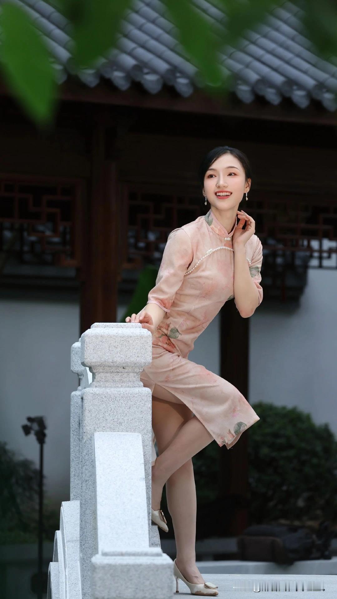 粉嫩旗袍少女倚栏浅笑，温婉灵动太吸睛！江南烟雨里的古典美人，一眼便让人心动不已。