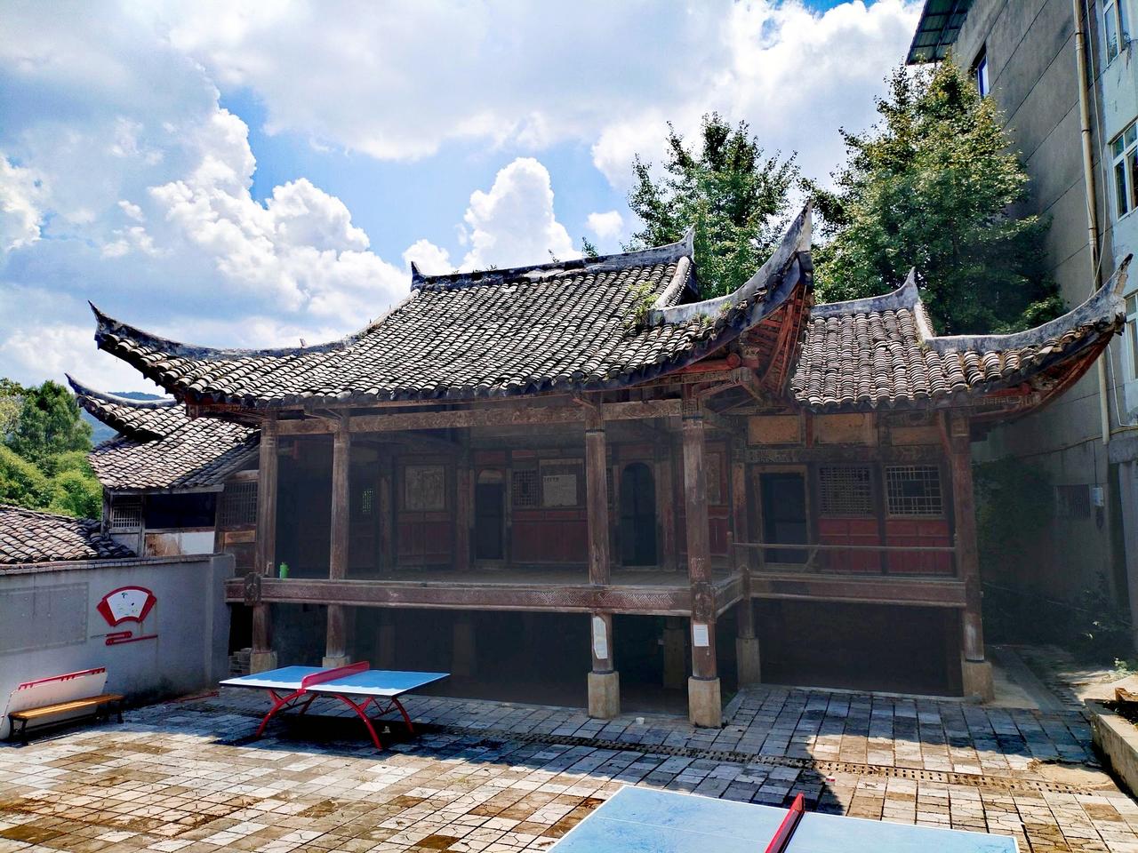 东宣古乐楼戏台，位于四川省绵阳市游仙区魏城镇东宣场（原建制乡镇，今东宣社区）。修