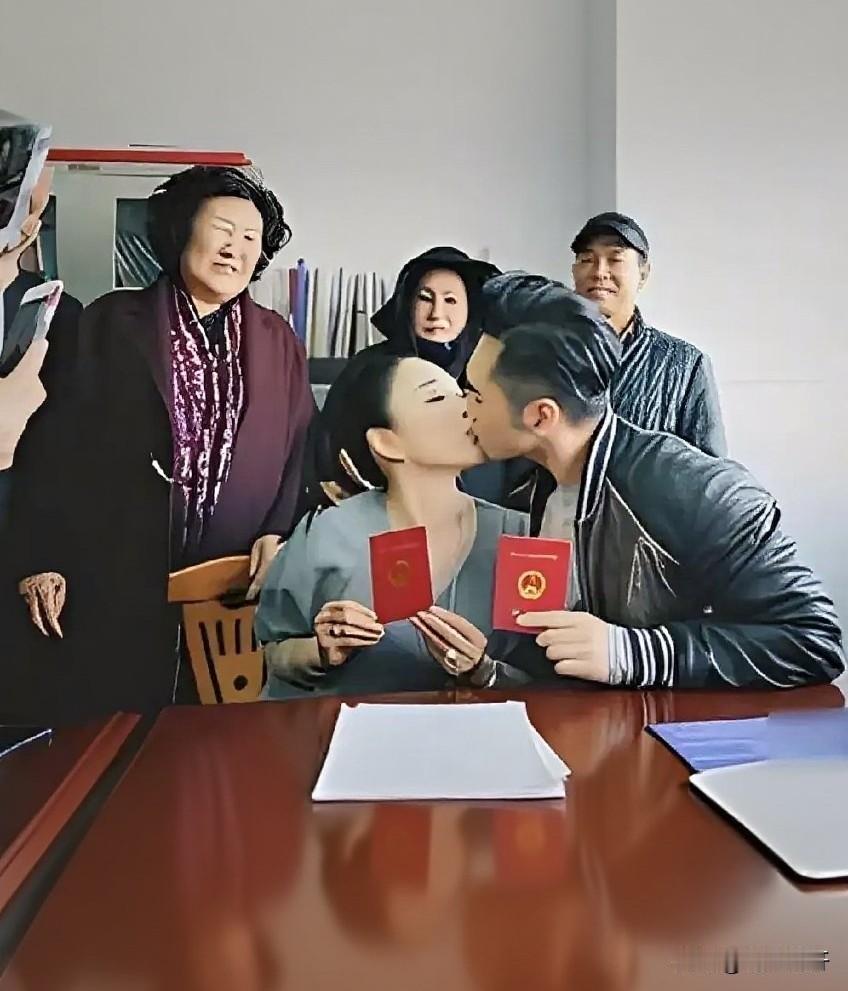 钟丽缇张伦硕2016年回临沂领证，民政局当场拥吻，长辈全看着
 
2016年的时