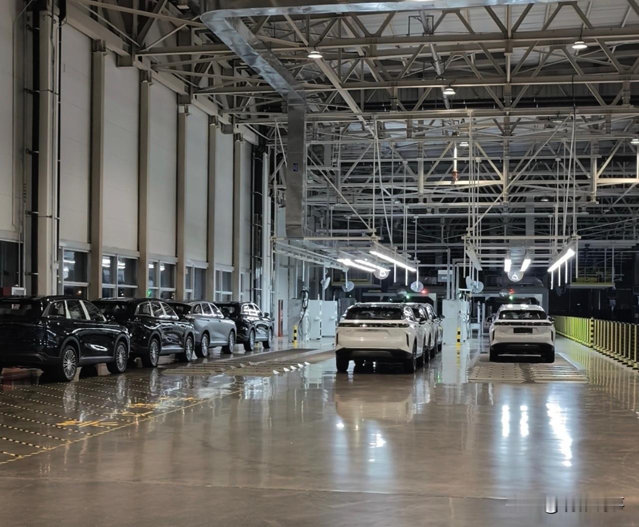 近日，中国汽车工业协会公布的数据显示，2025年，中国汽车产销量双双突破3400