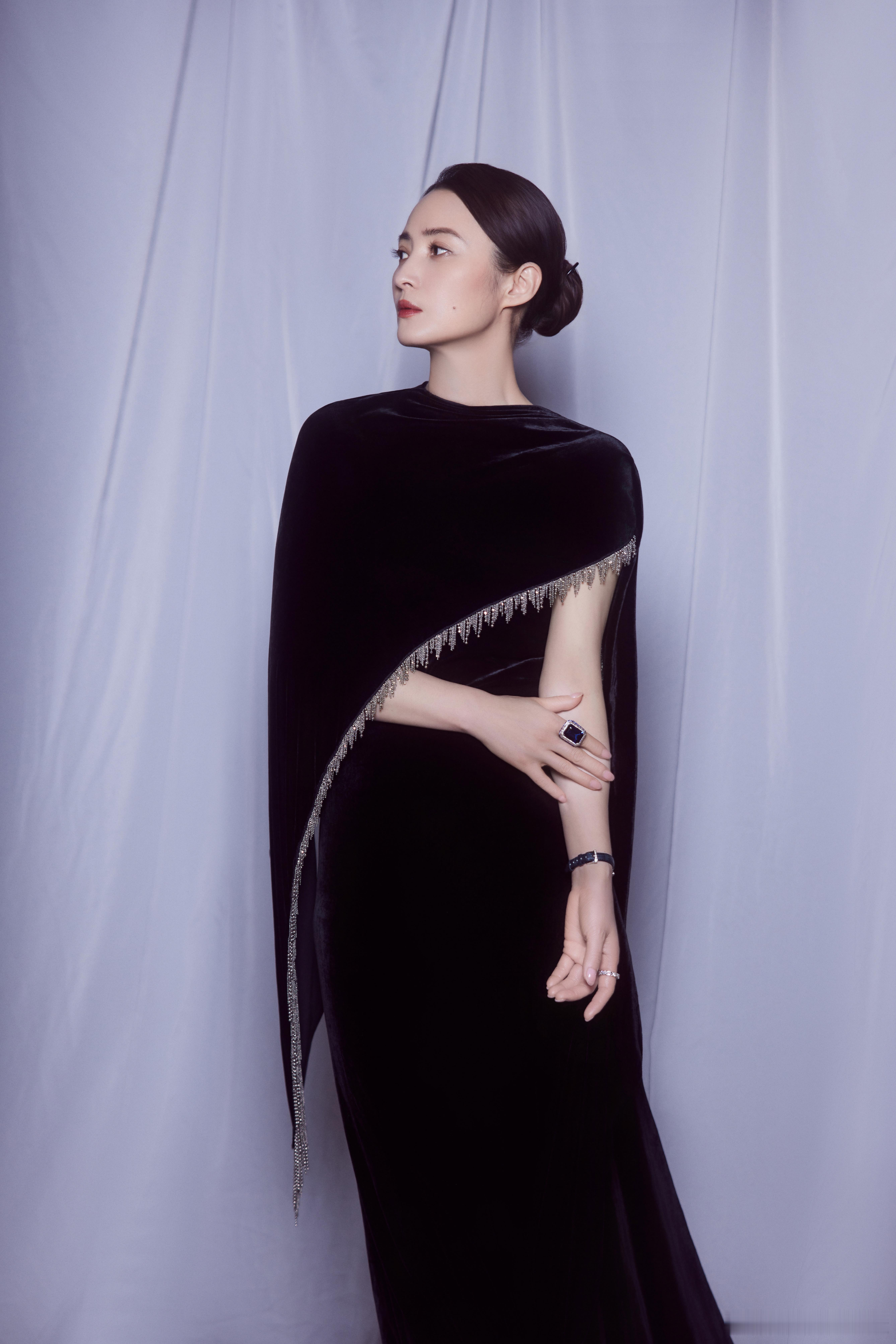 哇塞！蒋勤勤太拼啦，刚在金鸡露脸，转身就一头扎进新剧组，飞天金鹰亚影都拿过，新作