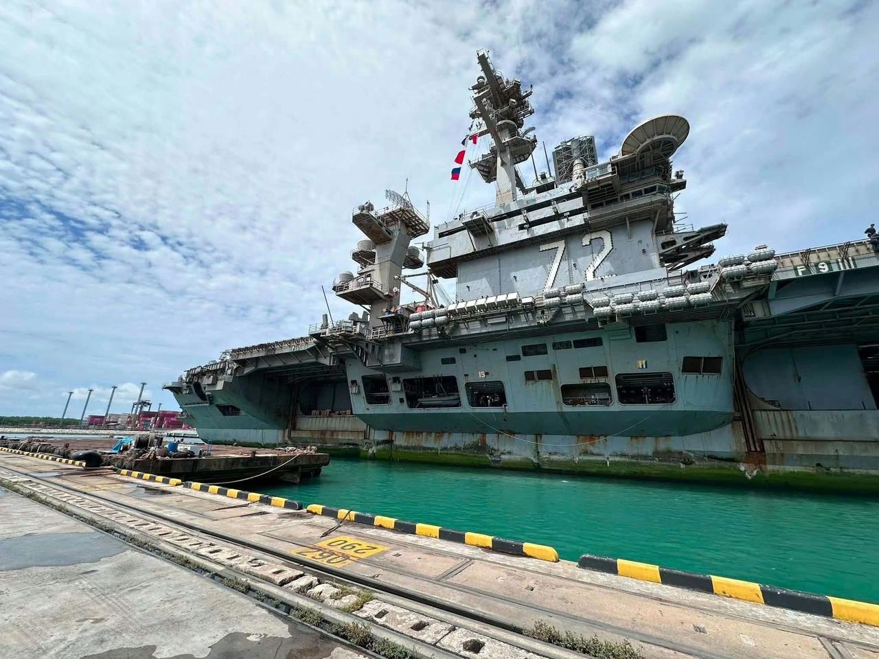 美国海军“亚伯拉罕·林肯”号航空母舰抵达泰国春武里府林查班港靠泊。
随舰超过50