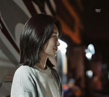 张小斐这一剪刀下去，简直是给内娱那些用力过猛的女星上了一课！
刚才刷到她的新造型