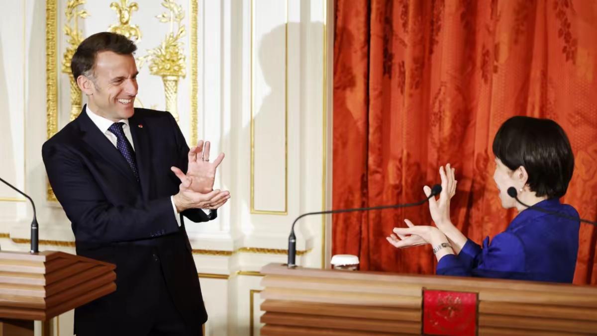 马克龙这条“变色龙”与高市早苗竟然在东京签署共同声明确认“台海和平稳定重要性”。