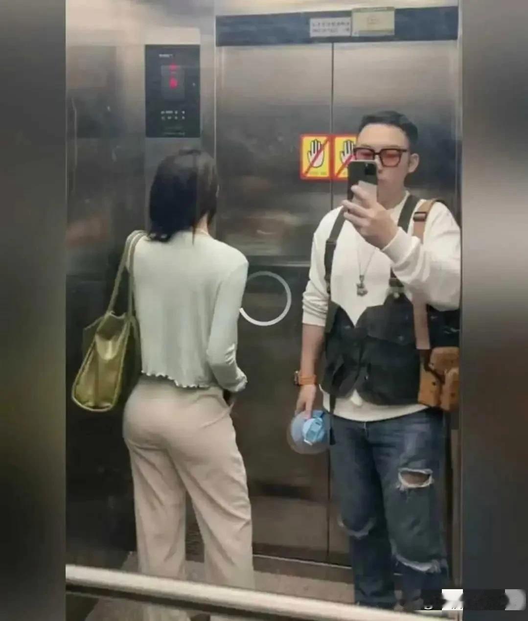手机有那么好看吗？小伙子盯着眼睛都不眨啊