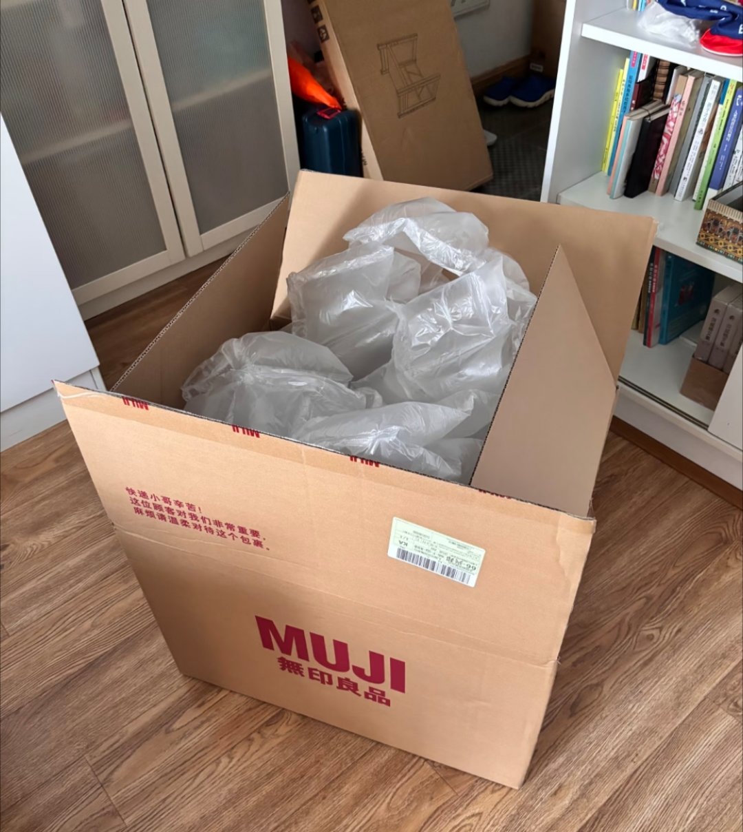 箱子有多大，充气袋就塞多少。不过这样能更好地防摔，我看顺丰寄快递也是如此，会放很