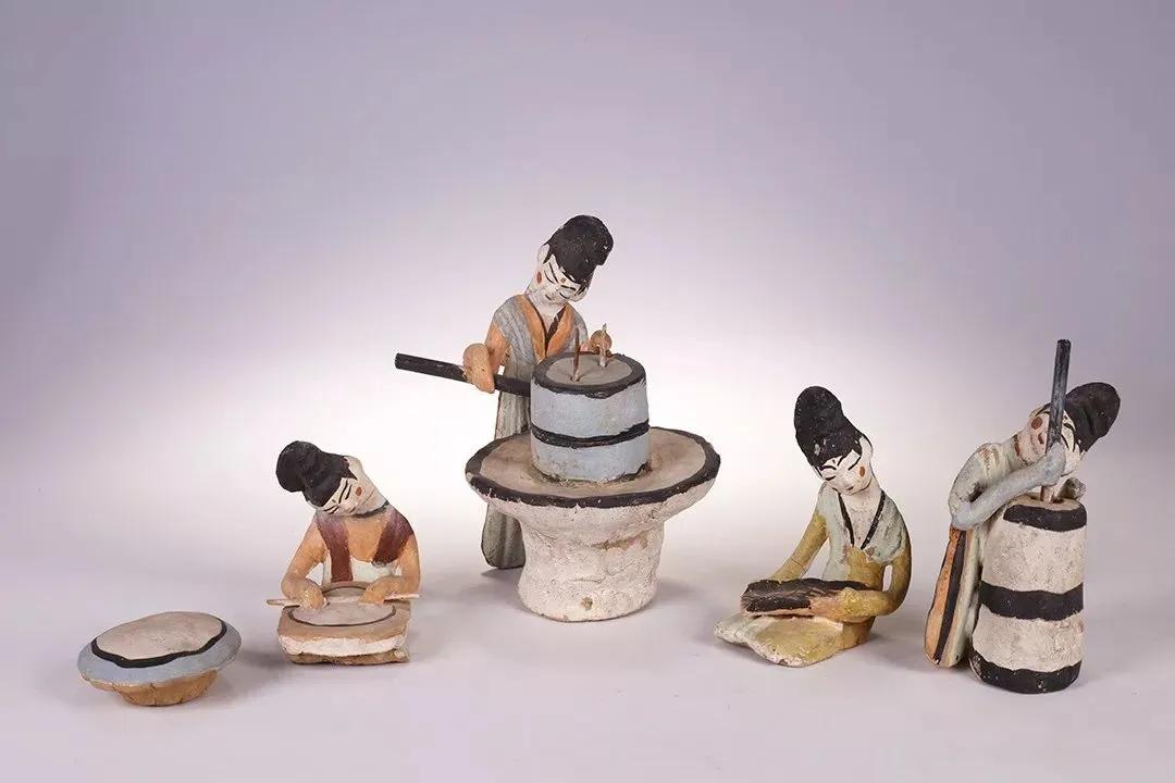 这有意思嘿
谁能想到
新疆古墓中有个“千年打工姐妹团”
听起来，这天团实在有些命