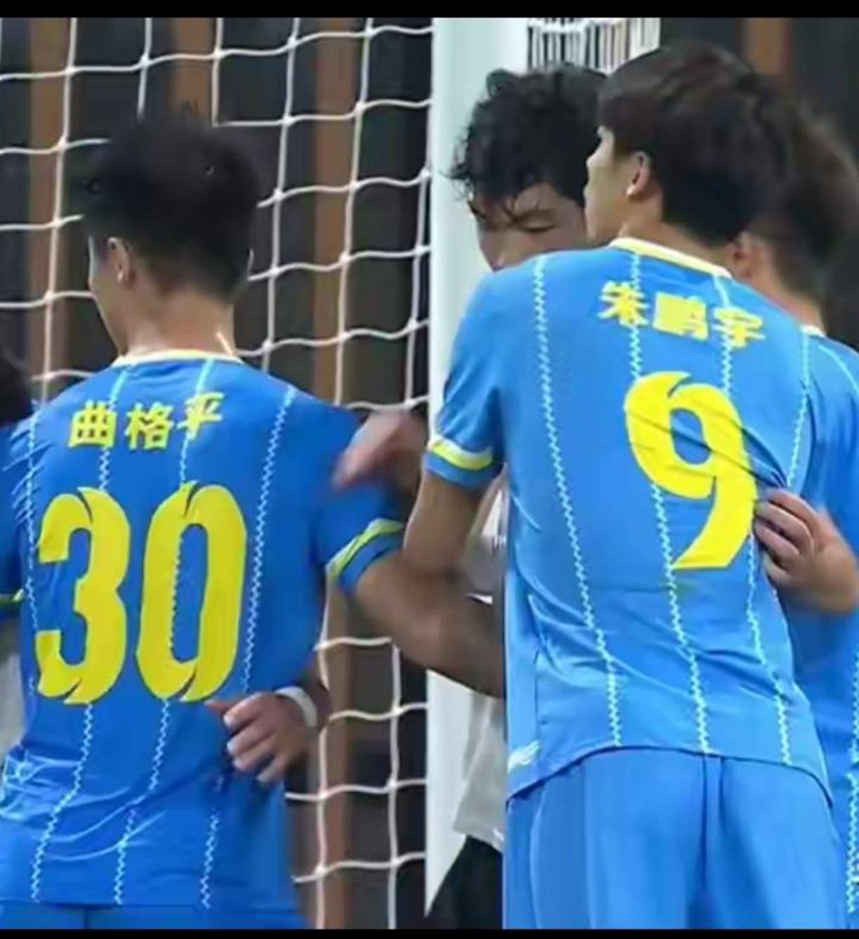 有点心凉！昨晚看了一场全运U20足球比赛，辽宁1：0胜广西。
双方的比赛，激烈有