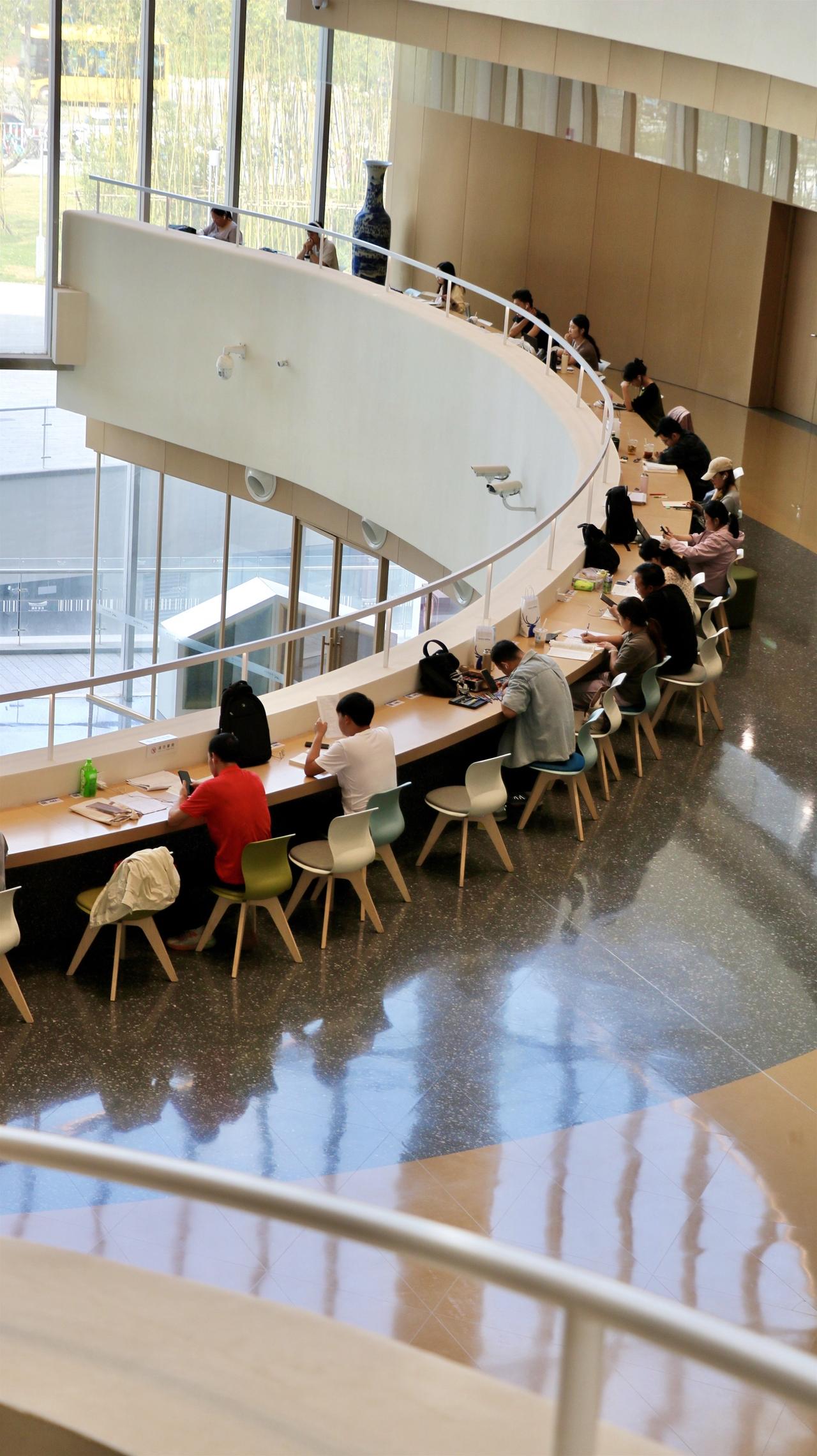 “读书是给灵魂'加餐”让我们有力量重新审视自己的人生，把过去没做好的、没看清的，