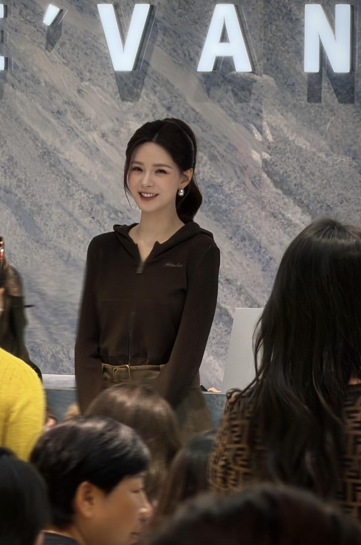 长沙IFS偶遇女明星沈梦辰，说真的，她真的韩里韩气的，穿搭卷发高马尾➕棕色系套装