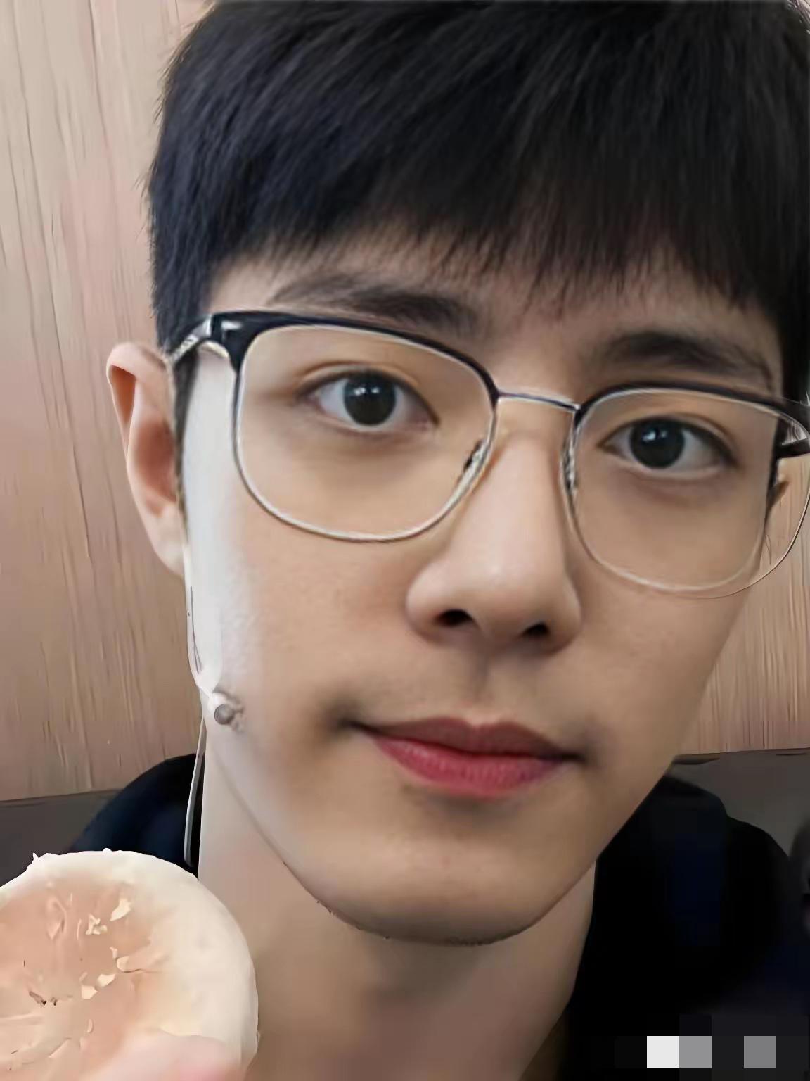 太离谱了，肖战被实锤了！

狗仔王大锤蹲守数月爆料：肖战居住在在北京东四环的一个