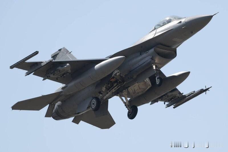 ✈️ 台湾地区F-16V 冲出跑道

8月5日，隶属于第4战术战斗机联队的一架单