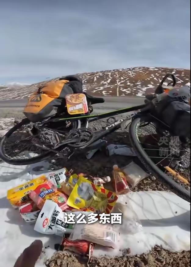 零下十几度，海拔4500米，积雪没过脚踝。一个骑行者蹲在路边干嚼过期泡面。

他