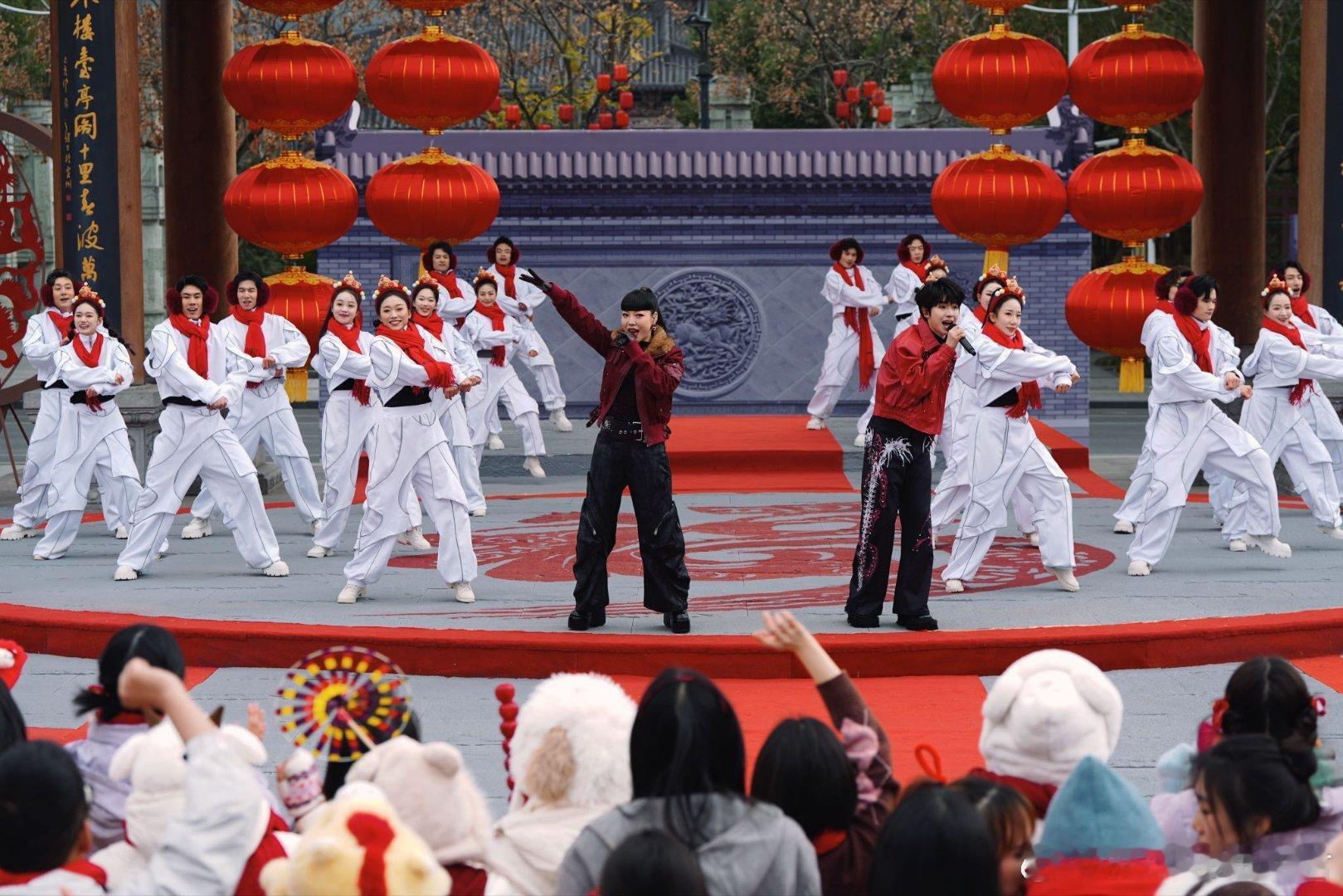 总台2026欢欢喜喜过大年 上央视上出了“回家”的感觉！《欢欢喜喜过大年》里往台