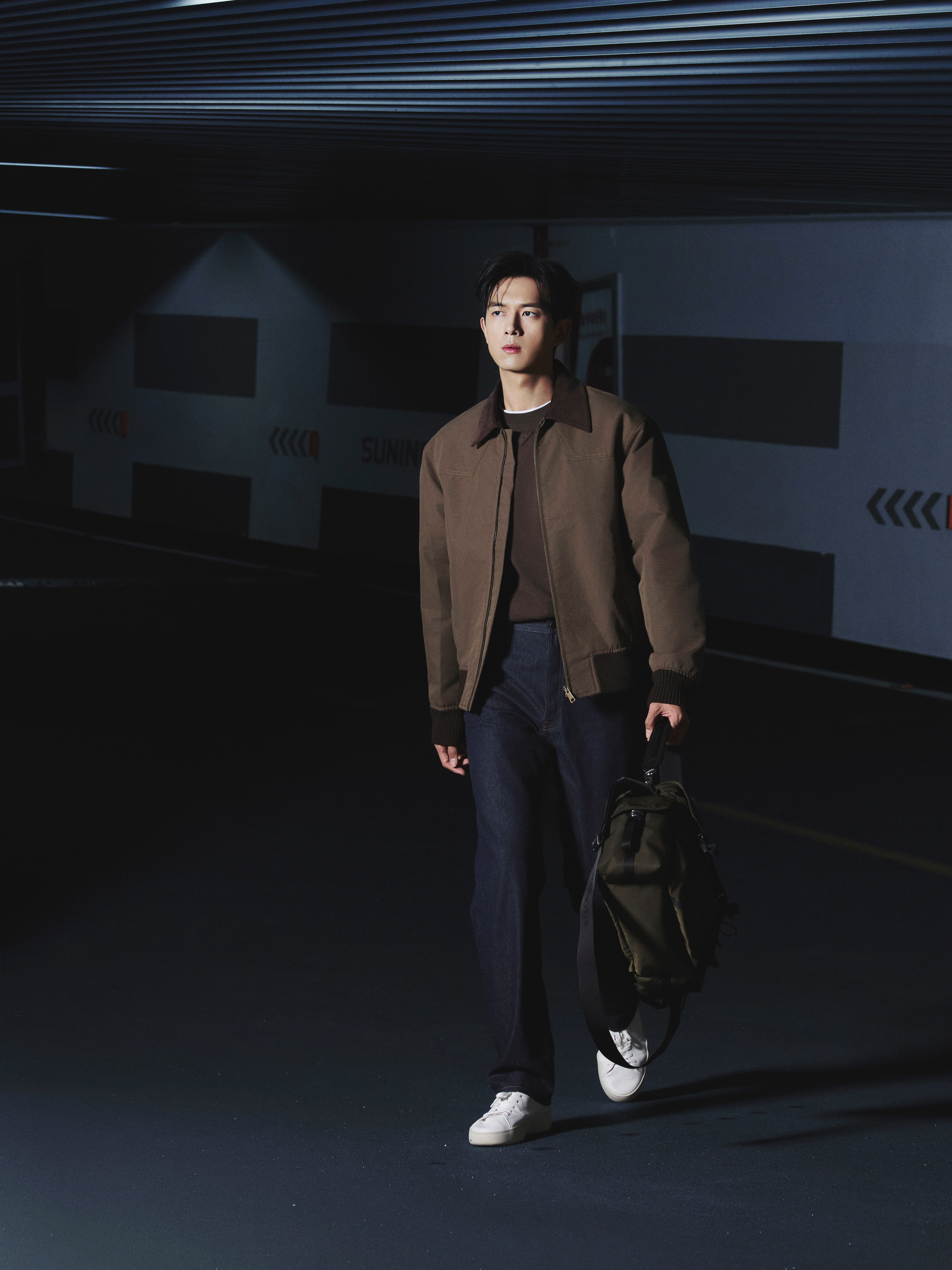 李现｜PRADA 米兰时装周 代言人李现身穿翻领夹克搭配牛仔裤正式出发米兰，将第