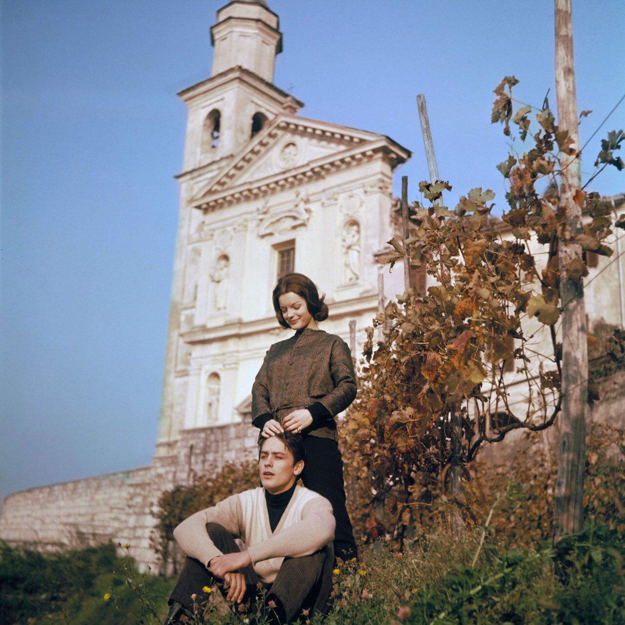 1959年，阿兰·德龙和罗密·施耐德在瑞士的庄园度假，当时他们还很甜蜜。 