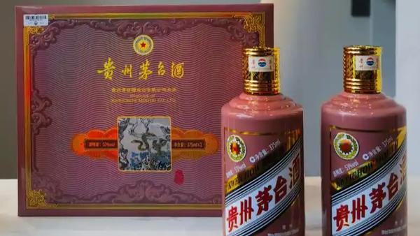 12月24日，茅台酒市场出现了显著的价格上涨，尤其是蛇年茅台，单日价格暴涨230