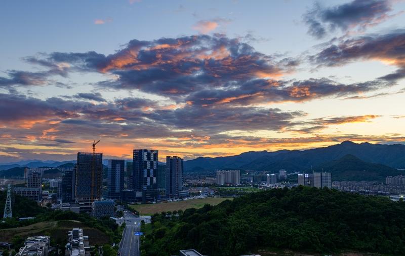 晚风吹人醒，万事藏于心，何以言，何能言，与谁言，一瞬间的情绪，一瞬间的脾气，只能