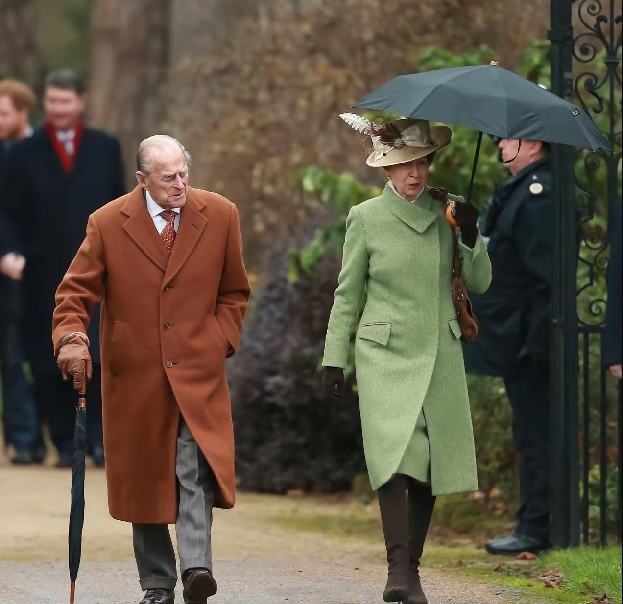 有一说一，安妮公主的造型，还真不输凯特王妃呢？
比起侄媳妇造型大方循规蹈矩，安妮