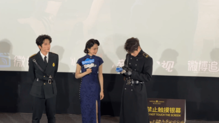 丁禹兮到底给张新成看了什么剧集榜南部档案 我的好奇心直接拉满，丁禹兮凑到张新成旁
